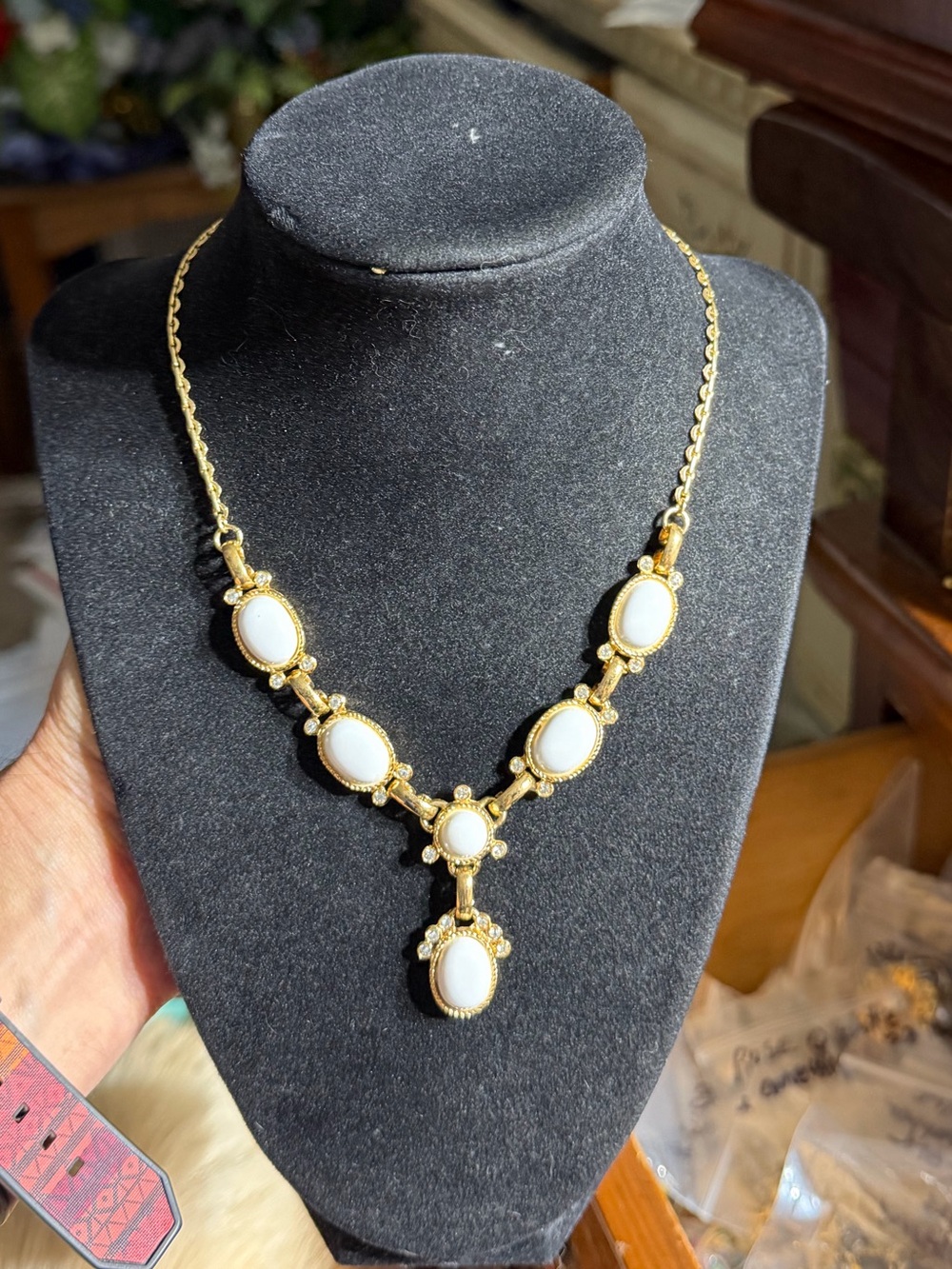 Vintage Sarah Coventry Gold-Tone White Cabochons Necklace 18ā
